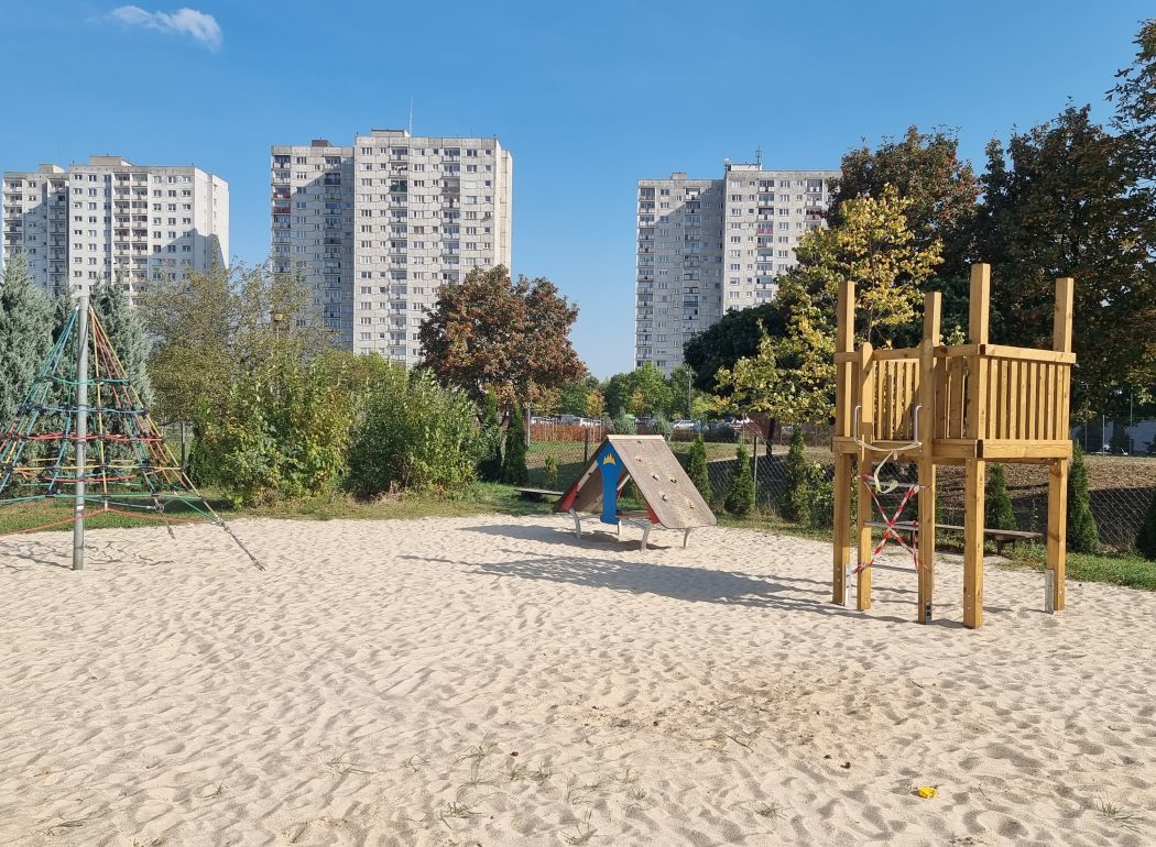 na piasku drewniana wieza widokowa, małaścianka wspinaczkowa dla dzieci