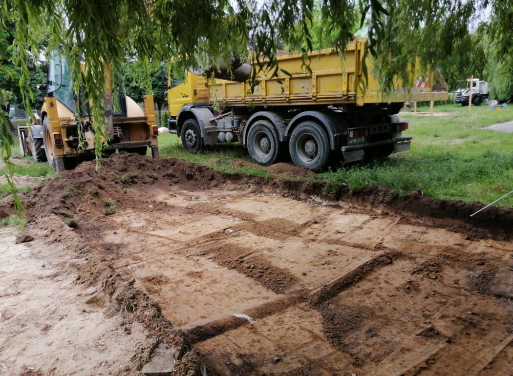 duży samochód ciężarowy stoi na trawie