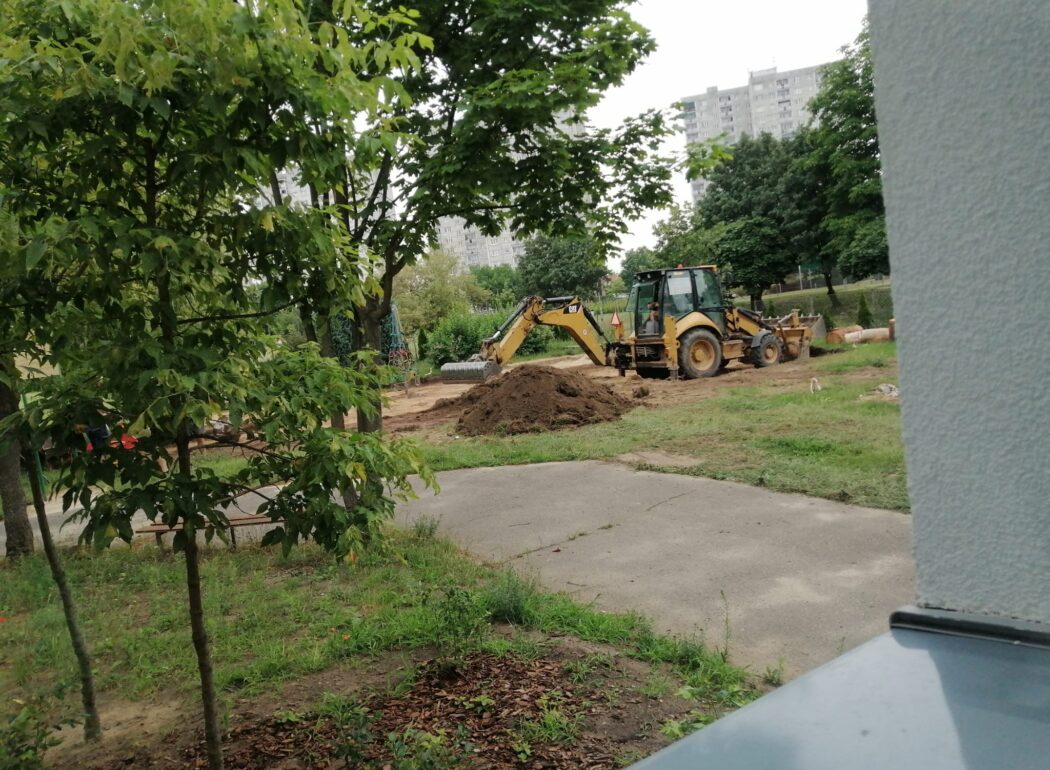 koparka wykopuje dół