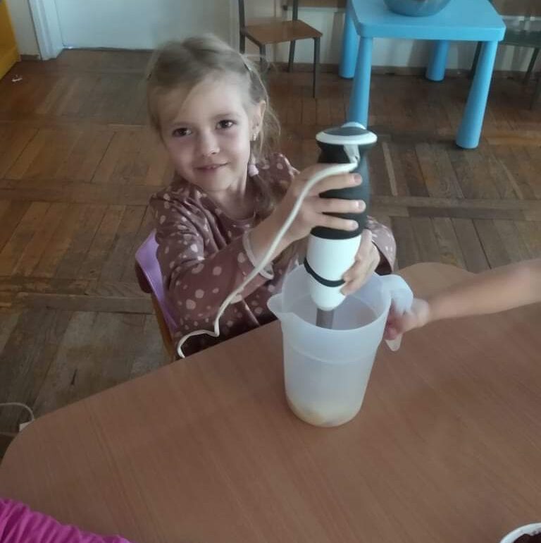Dzieczynka trzyma blender