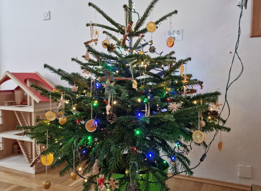 choinka udekorowana ozdobami