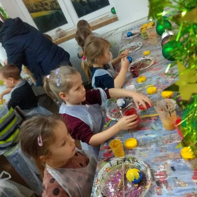 dzieci malują bombki choinkowe