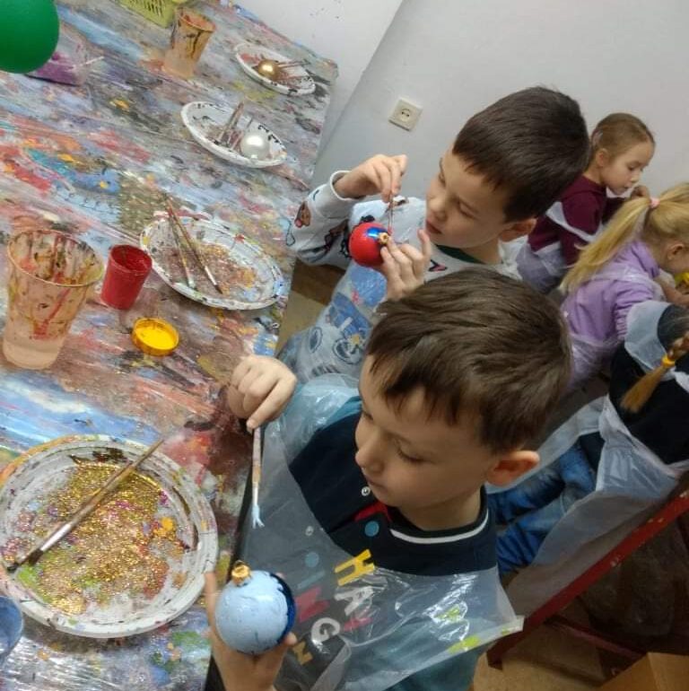 Dzieci malują bombki choinkowe