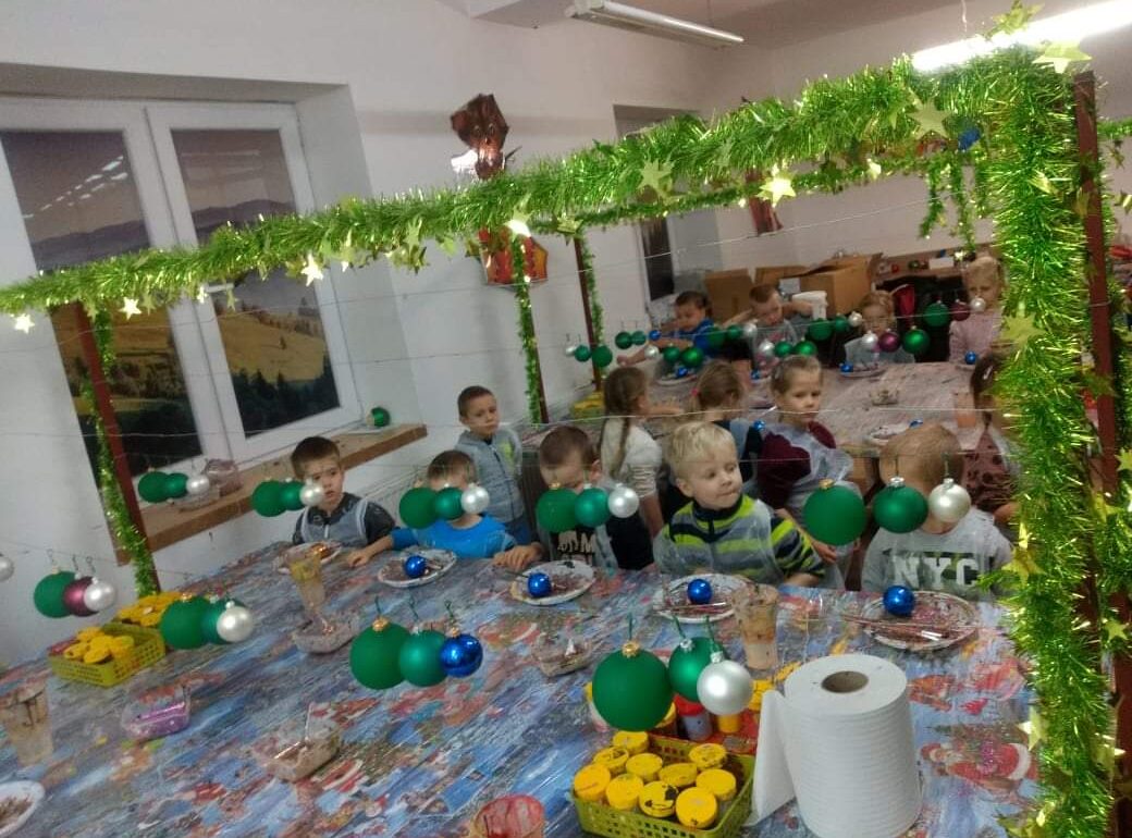 dzieci maluja bombki choinkowe