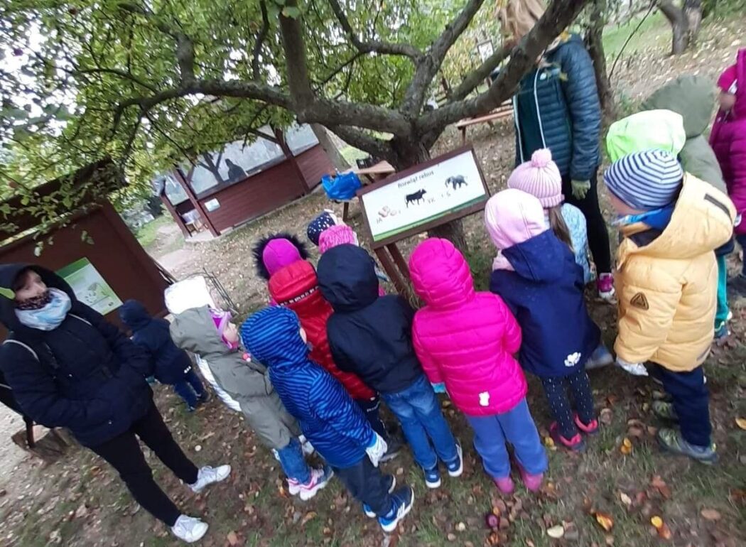 dzieci przyglądają się tabliczce