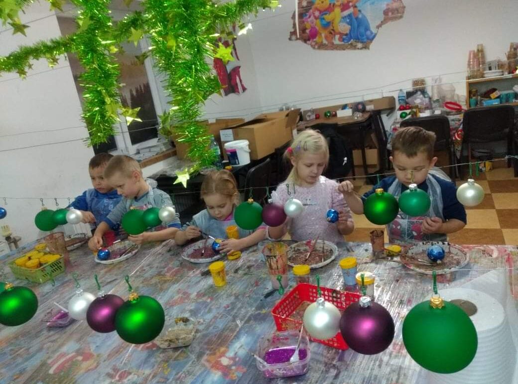 dzieci malują bombki choinkowe