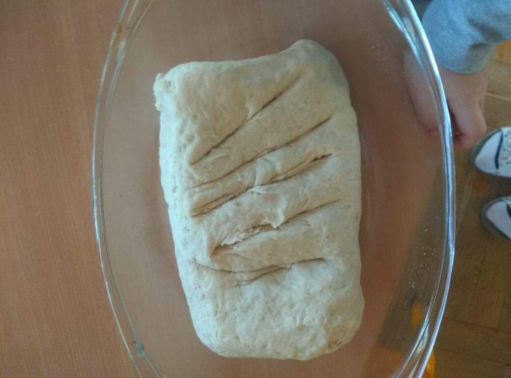 ciasto w szklanym naczyniu