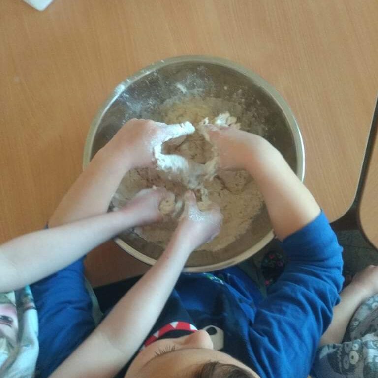 rączki dzieci ugniatają ciasto