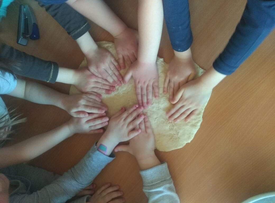 rączki dzieci ugniatają ciasto