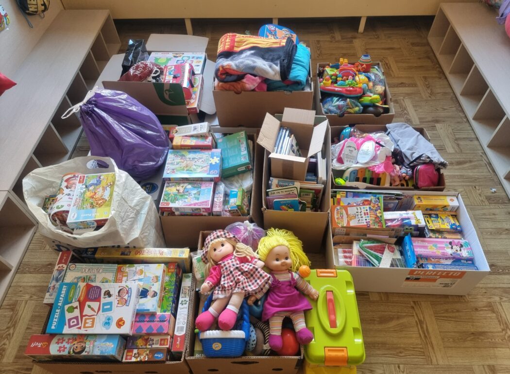 Kartony z zabawkami , puzlami, kocami, książeczkami