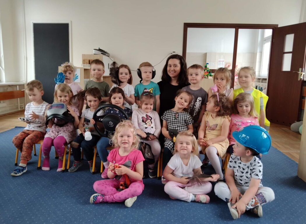 gromadka uśmiechnuietych dzieci pozuje do zdjęcia