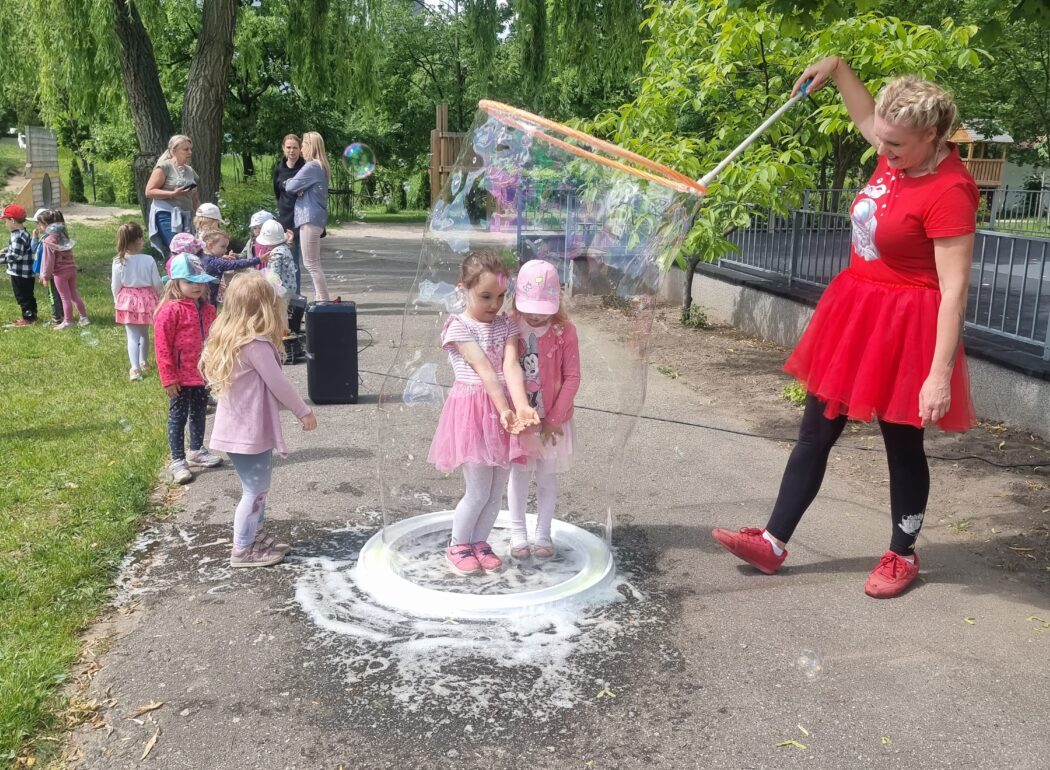 dwie dziewczynki stoją w bańce mydlanej