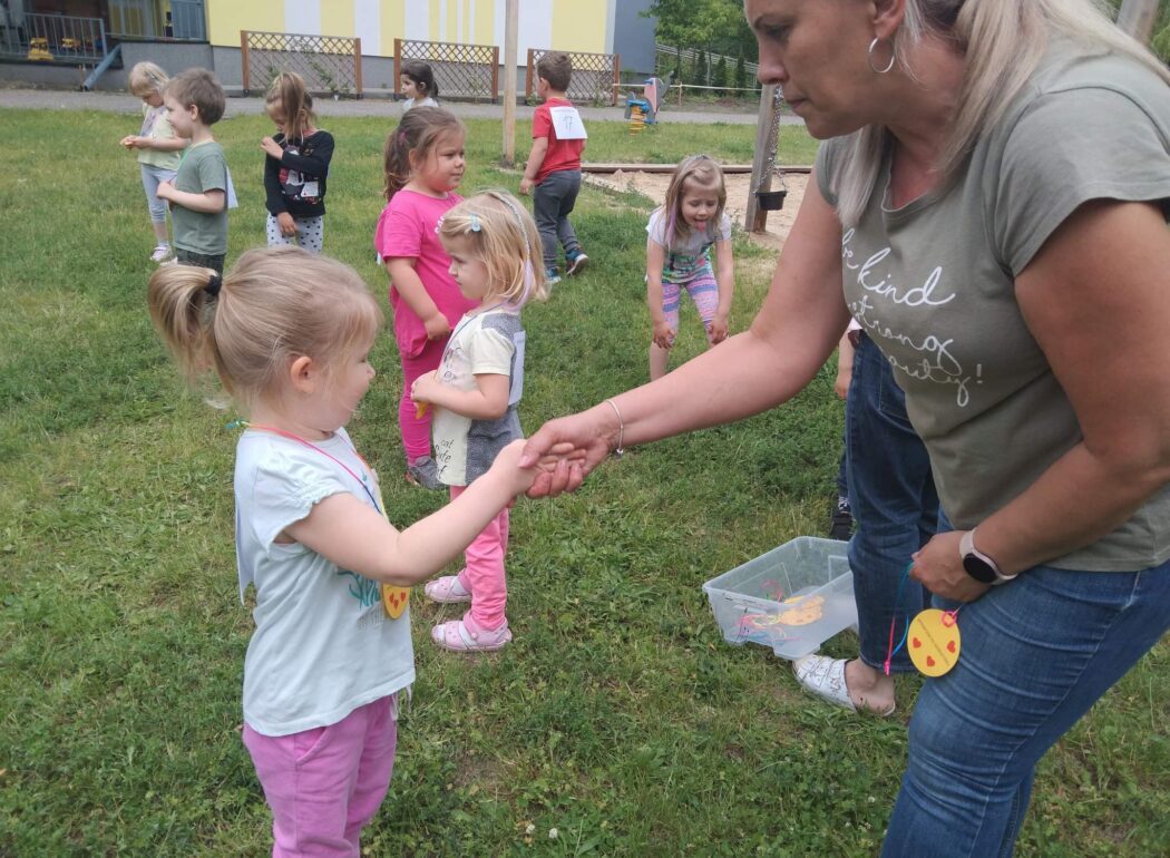 kobieta trzyma za dłoń dziecko